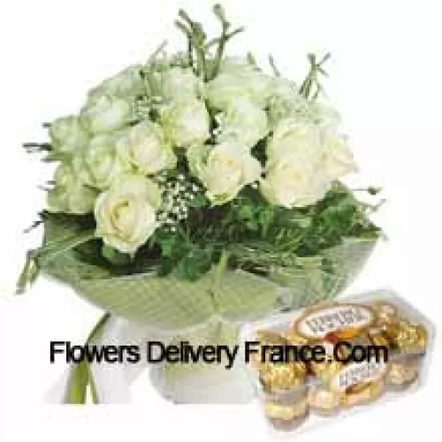 Bouquet de 19 roses blanches avec des garnitures saisonnières accompagné de 16 délicieux Ferrero Rochers