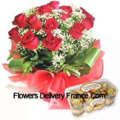 Bouquet de 11 roses rouges avec des remplissages saisonniers accompagné de 16 délicieux Ferrero Rochers