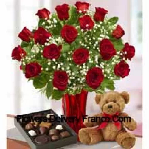 25 Rosas rojas con algunos helechos en un jarrón de vidrio, un lindo osito de peluche marrón y una caja de chocolates importados