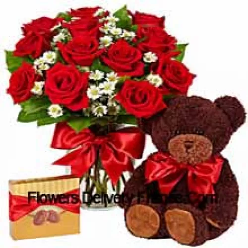 11 Rosas Vermelhas com Algumas Samambaias em um Vaso de Vidro, um Urso de Pelúcia Fofo de 14 Polegadas de Altura e uma Caixa de Chocolates Importados