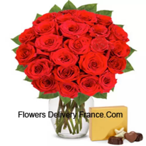 31 Roses Rouges avec quelques Fougères dans un Vase en Verre Accompagné d'une Boîte de Chocolats Importés