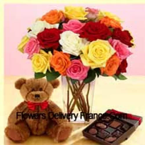 25 rosas de colores mixtos con algunos helechos en un florero de vidrio, un lindo oso de peluche marrón de 12 pulgadas de altura y una caja de chocolates importados