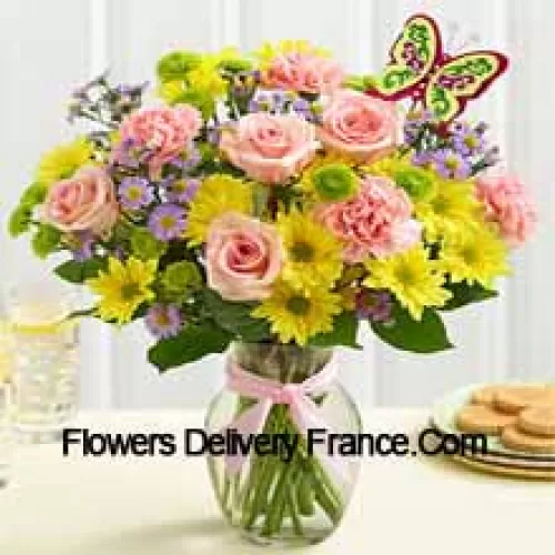 Roses roses, oeillets roses et gerberas jaunes avec des remplisseurs saisonniers dans un vase en verre - 25 tiges et remplisseurs