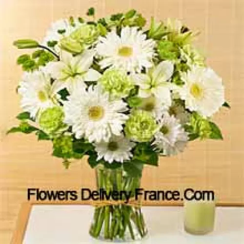 Witte Gerbera's, witte Alstroemeria en andere geassorteerde seizoensbloemen prachtig gerangschikt in een glazen vaas