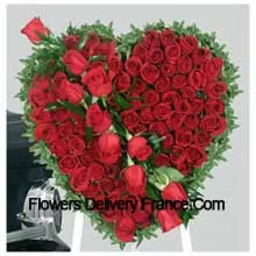 Un Bellissimo Disposizione a Cuore di 101 Rose Rosse