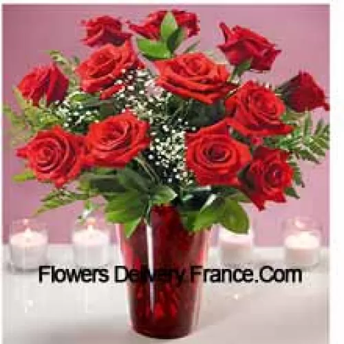 11 Roses Rouges Avec Quelques Fougères Dans Un Vase En Verre