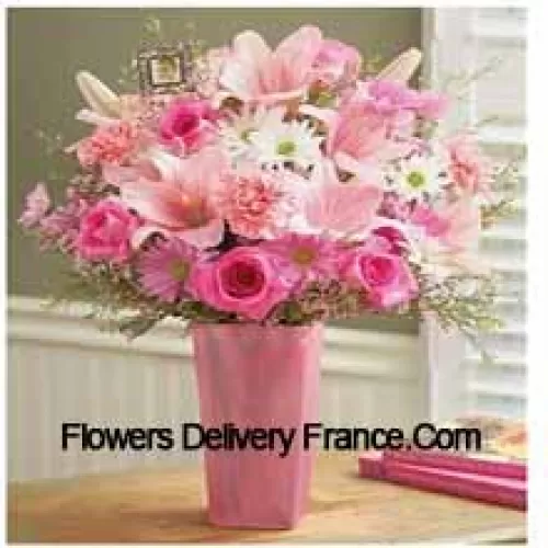 Rosas cor-de-rosa, Cravos cor-de-rosa, Gerberas cor-de-rosa, Gerberas brancas e Lírios cor-de-rosa com enchimentos sazonais em um vaso de vidro