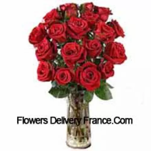 19 Roses rouges avec quelques fougères dans un vase