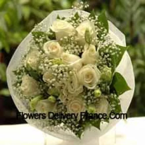 Bouquet de 12 roses blanches avec des remplisseurs