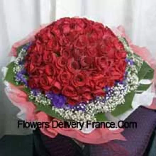 Mazzo di 101 rose rosse con fiori di stagione