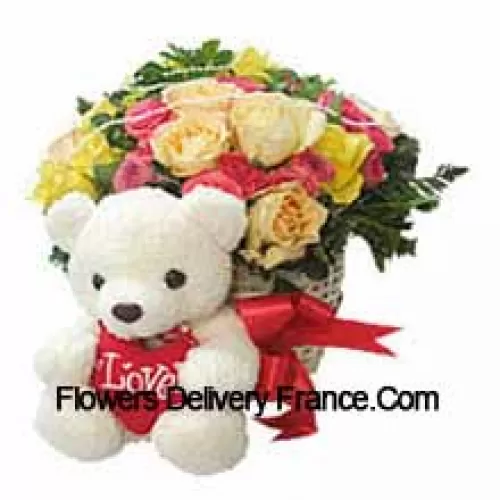 Panier de 25 roses de couleurs mélangées avec un ours en peluche de taille moyenne