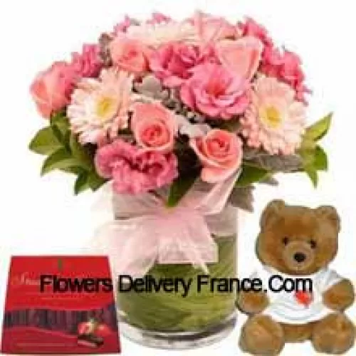 Fleurs assorties dans un vase, un ours en peluche mignon et une boîte de chocolats