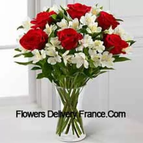 7 Roses rouges avec des fleurs blanches assorties et des remplisseurs dans un vase en verre