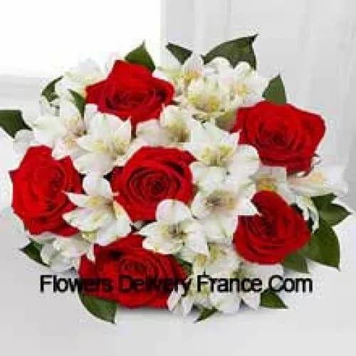 Mazzo di 7 Rose Rosse e Fiori Bianchi Stagionali