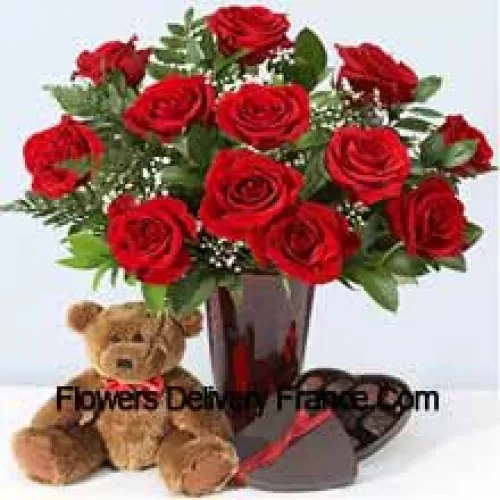 11 Rosas Rojas con Algunos Helechos en un Florero, Lindo Oso de Peluche Marrón de 10 Pulgadas y una Caja de Chocolate en Forma de Corazón.