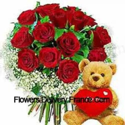 Um buquê de 11 rosas vermelhas com complementos sazonais e um fofo urso marrom de 8 polegadas