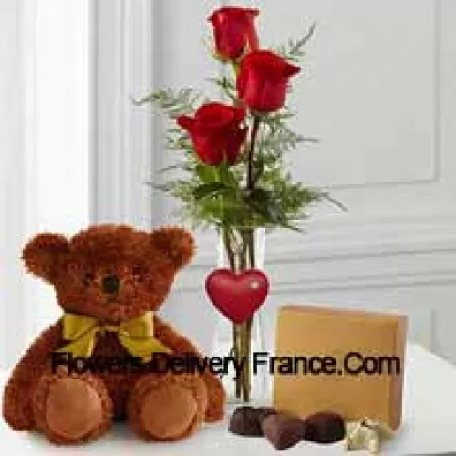 Trois roses rouges avec des fougères dans un vase, un mignon ours en peluche brun de 10 pouces et une boîte de chocolats Godiva. (Nous nous réservons le droit de substituer les chocolats Godiva par des chocolats de valeur égale en cas de non disponibilité. Stock limité)