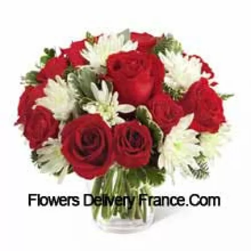 Ce bouquet est un charmant affichage de beauté des fêtes et de chaleur hivernale. Les riches roses rouges et les roses en spray ressortent contre les chrysanthèmes blancs, les diverses verdure de Noël et l'eucalyptus, disposés dans un vase rond en verre clair pour créer un cadeau qui répandra la bienveillance de la saison à votre destinataire spécial. (Veuillez noter que nous nous réservons le droit de substituer tout produit par un produit approprié de valeur égale en cas de non disponibilité d'un certain produit)