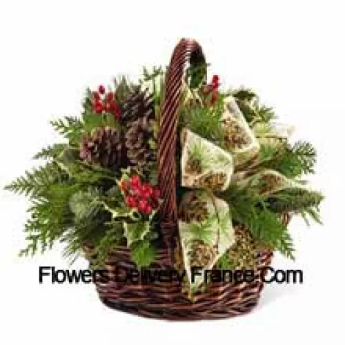 Questo bouquet è un'espressione di ritorno a casa per le vacanze e di sincero allegria. Verde assortito delle feste, agrifoglio variegato, pigne naturali, piccole bacche rosse e bastoncini di cannella sono amorevolmente disposti in un cesto di bambù marrone scuro, decorato con un nastro avorio delle feste, creando un sentimento stagionale di pace e benevolenza. (Si prega di notare che ci riserviamo il diritto di sostituire qualsiasi prodotto con un prodotto idoneo di pari valore in caso di non disponibilità di un determinato prodotto)