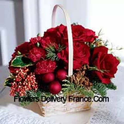 Quel meilleur cadeau pour un amateur de roses que cet arrangement saisonnier de roses et de verdure de Noël. Un cadeau de bon goût avec une touche de vacances. (Veuillez noter que nous nous réservons le droit de substituer tout produit par un produit adapté de valeur égale en cas de non-disponibilité d'un certain produit)