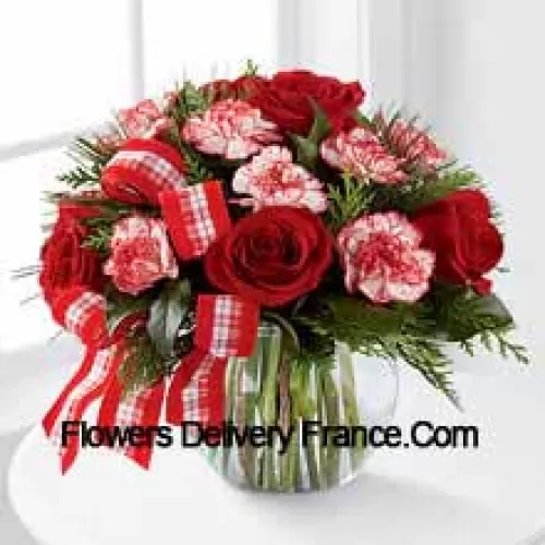 Envoyez des vœux chaleureux et des sentiments lumineux pour une merveilleuse période des fêtes! Des roses rouges riches et des oeillets de menthe poivrée sont délicatement disposés avec des feuillages de Noël pour créer une présentation festive. Arrivant dans un bol en verre transparent et accentué d'un ruban à carreaux rouge et blanc, cet arrangement est empreint d'une sophistication saisonnière. (Veuillez noter que nous nous réservons le droit de substituer tout produit par un produit approprié de valeur égale en cas de non disponibilité d'un certain produit)