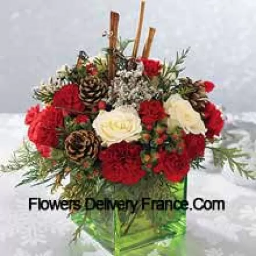 Envie este buquê de cores festivas - rosas brancas, cravos vermelhos e verdes de Natal - para expressar seus mais felizes desejos de feriado. Organizado em um cubo de vidro com paus de canela e pinhas, é um presente maravilhoso para qualquer pessoa em sua lista (Por favor, note que reservamos o direito de substituir qualquer produto por um produto adequado de valor igual, caso um determinado produto não esteja disponível)