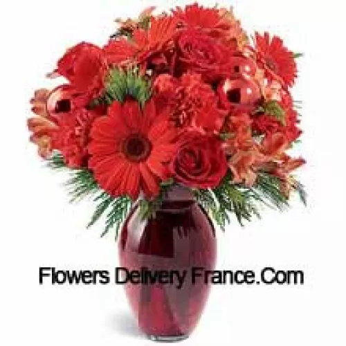 Un beau vase en verre rouge de vacances contient une gamme de fleurs écarlates. Oeillets, roses, marguerites Gerbera et alstroemeria sont décorés avec des ornements en verre rouge brillant et parsemés de verdure de Noël. Idéal à offrir ou à garder pour vous-même! (Veuillez noter que nous nous réservons le droit de substituer tout produit par un produit adapté de valeur égale en cas de non-disponibilité d'un certain produit)