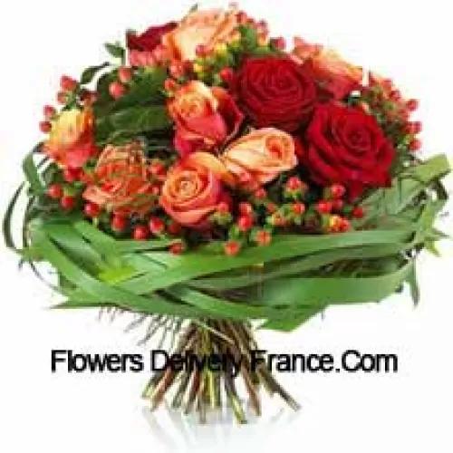 Un bouquet délicieux de roses rouges et oranges avec des garnitures de saison (Veuillez noter que nous nous réservons le droit de substituer tout produit par un produit adapté de valeur égale en cas de non disponibilité d'un certain produit)