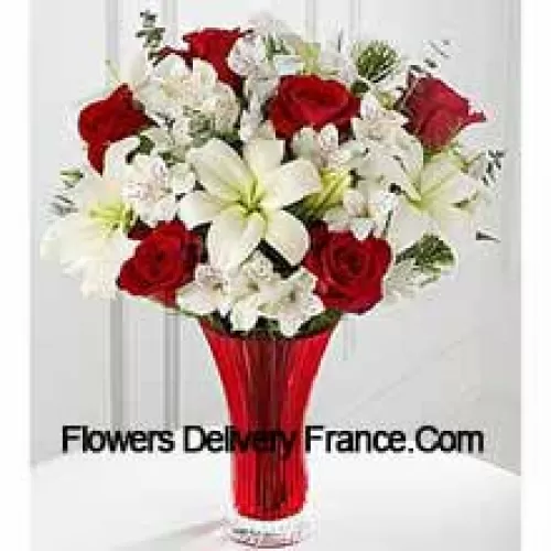 Ce bouquet est une magnifique expression de la joie et de l'élégance de Noël. Les roses rouges ressortent sur un fond de lys asiatiques blancs et de lys péruviens soigneusement disposés dans un vase en verre rouge pour créer un bouquet de célébration saisonnière. (Veuillez noter que nous nous réservons le droit de substituer tout produit par un produit adapté de valeur égale en cas de non disponibilité d'un certain produit)