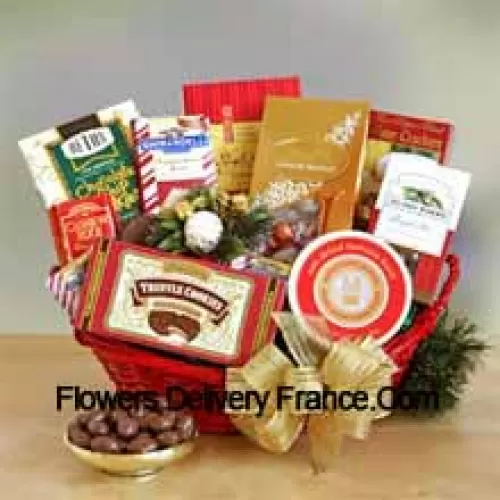 Jeder auf Ihrer Geschenkliste wird in diesem Jahr unseren Gourmet-Sampler-Geschenkkorb zu schätzen wissen, ob es sich um Familie, Freunde oder Geschäftspartner handelt, die Sie zufriedenstellen müssen. Unser hübscher roter ovaler Korb ist mit einer großen Schleife und festlichem Grün geschmückt, um eine tolle Präsentation zu bieten. Im Inneren gibt es viele Gründe zum Lächeln, während sie die herzhafte und süße Auswahl probieren: Crackers, Käse, Cashew Roca, Trüffelkekse, Mokka-Mandeln, Schokoladenkekse, Lindt-Trüffel, Ghirardelli-Mandel-Schokoladenriegel und englische Teekekse. (Bitte beachten Sie, dass wir uns das Recht vorbehalten, jedes Produkt durch ein geeignetes Produkt von gleichem Wert zu ersetzen, falls ein bestimmtes Produkt nicht verfügbar ist)