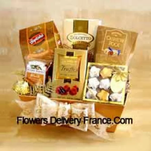 Vos destinataires penseront avoir trouvé un trésor lorsqu'ils recevront cet impressionnant assortiment de délices au chocolat. Ce panier-cadeau élégamment arrangé est parfait pour les mamans. Ce panier spécial comprend des étoiles en chocolat emballées dans du papier d'aluminium doré et argenté, du Cashew Roca, des truffes au chocolat, des gaufrettes, des carrés de chocolat et des amandes de Californie. Nous emballons le tout dans notre boîte-cadeau dorée et terminons avec un gros nœud digne de la sélection impressionnante à l'intérieur. (Veuillez noter que nous nous réservons le droit de substituer tout produit par un produit approprié de valeur égale en cas de non-disponibilité d'un certain produit)