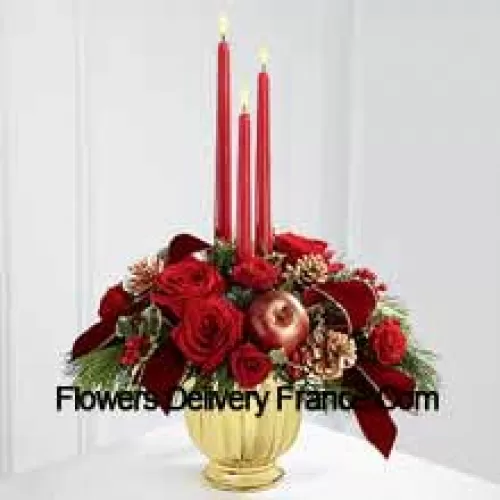 La grandeza y la rica belleza de la temporada navideña se destacan con cada flor carmesí. Rosas rojas brillantes y rosas en spray se disponen en un elegante recipiente dorado entre acebo variado y varios verdes navideños. Acentuado con manzanas artificiales, piñas doradas y cinta granate con bordes dorados, este hermoso centro de mesa muestra tres velas rojas para crear la atmósfera perfecta para su celebración navideña. (Tenga en cuenta que nos reservamos el derecho de sustituir cualquier producto por un producto adecuado de igual valor en caso de no disponibilidad de cierto producto)